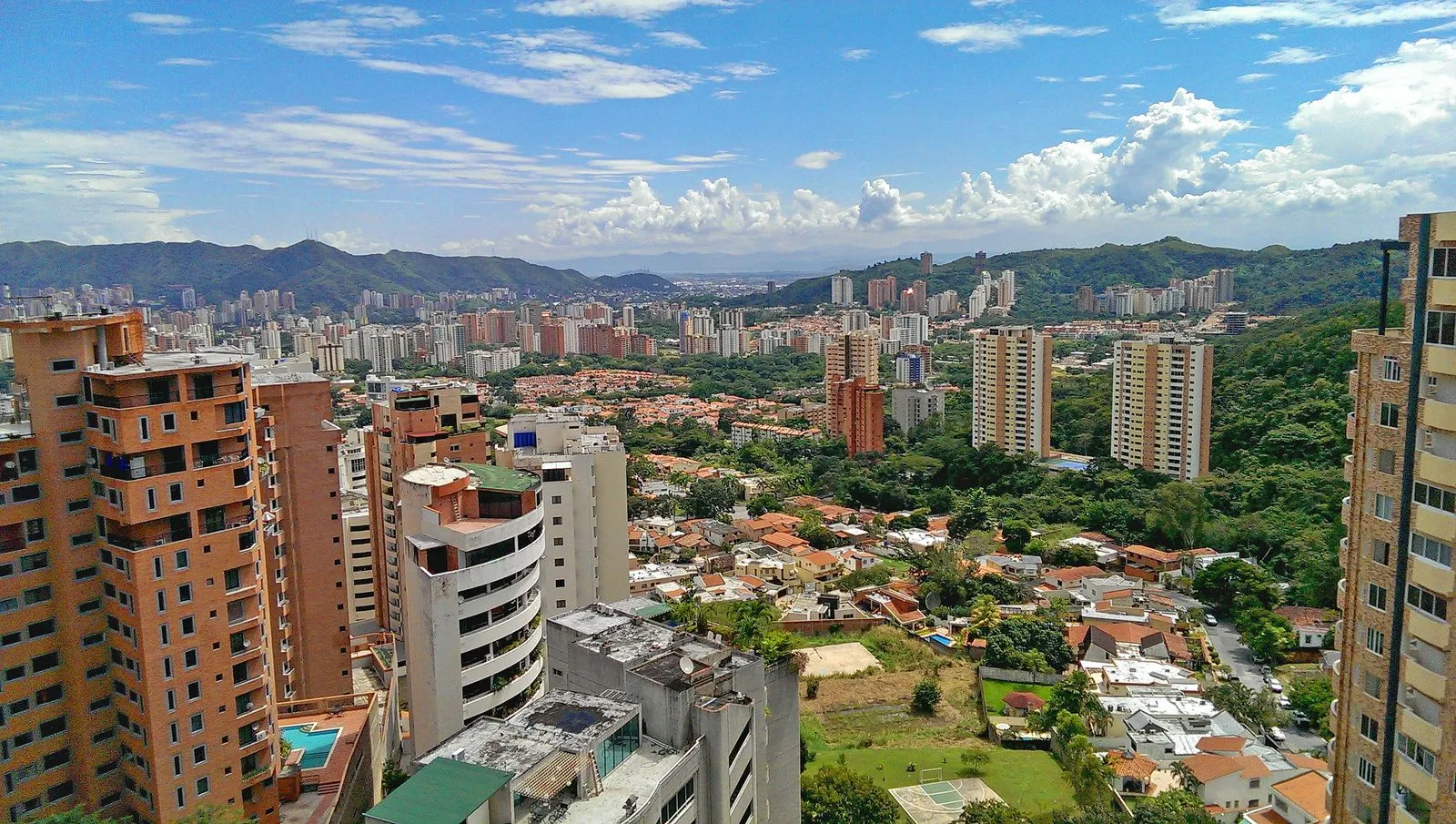 Vista urbana de propiedades en ciudad